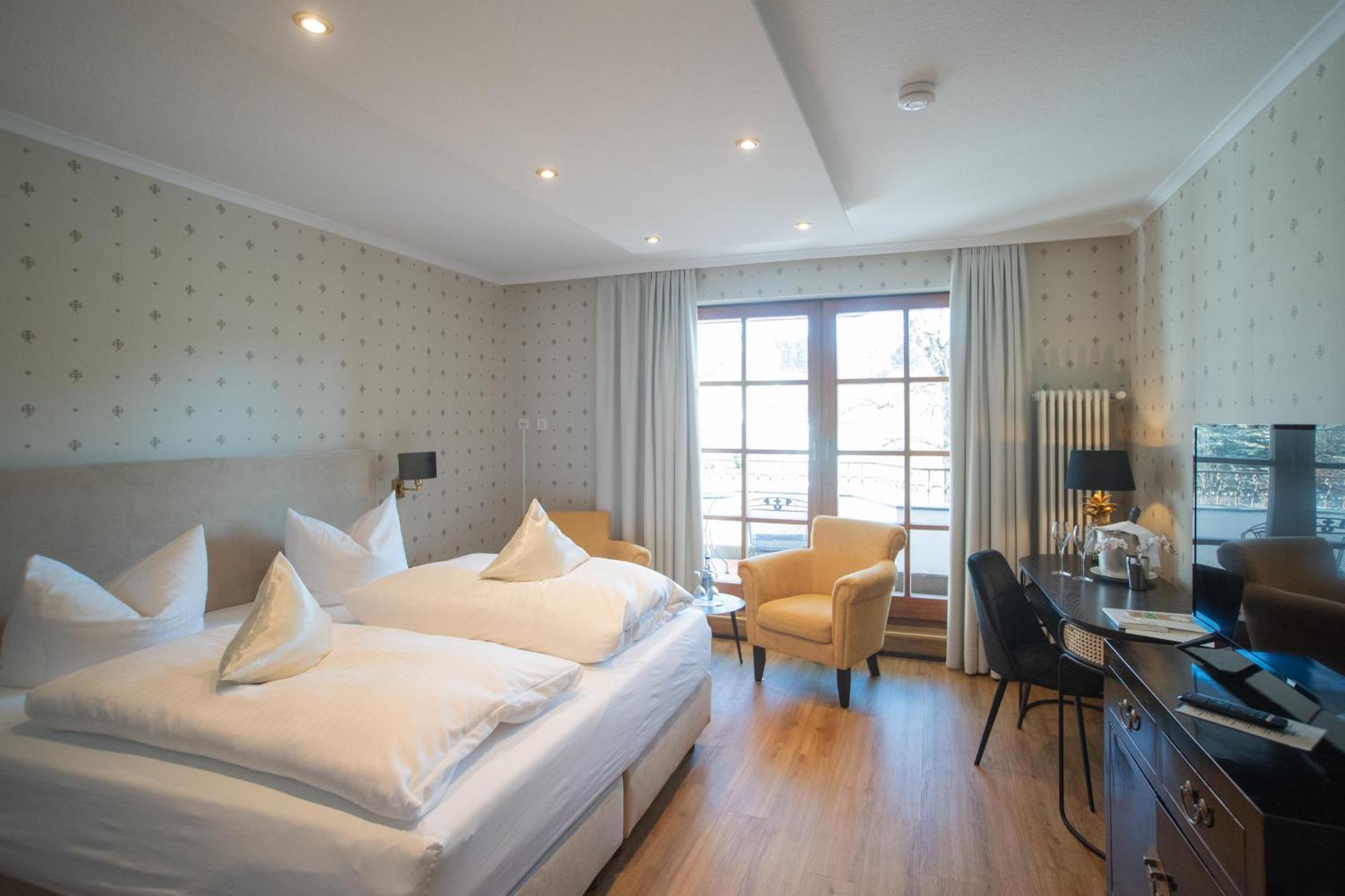 Hotel Restaurant Vinothek Lamm Bad Herrenalb Bagian luar foto