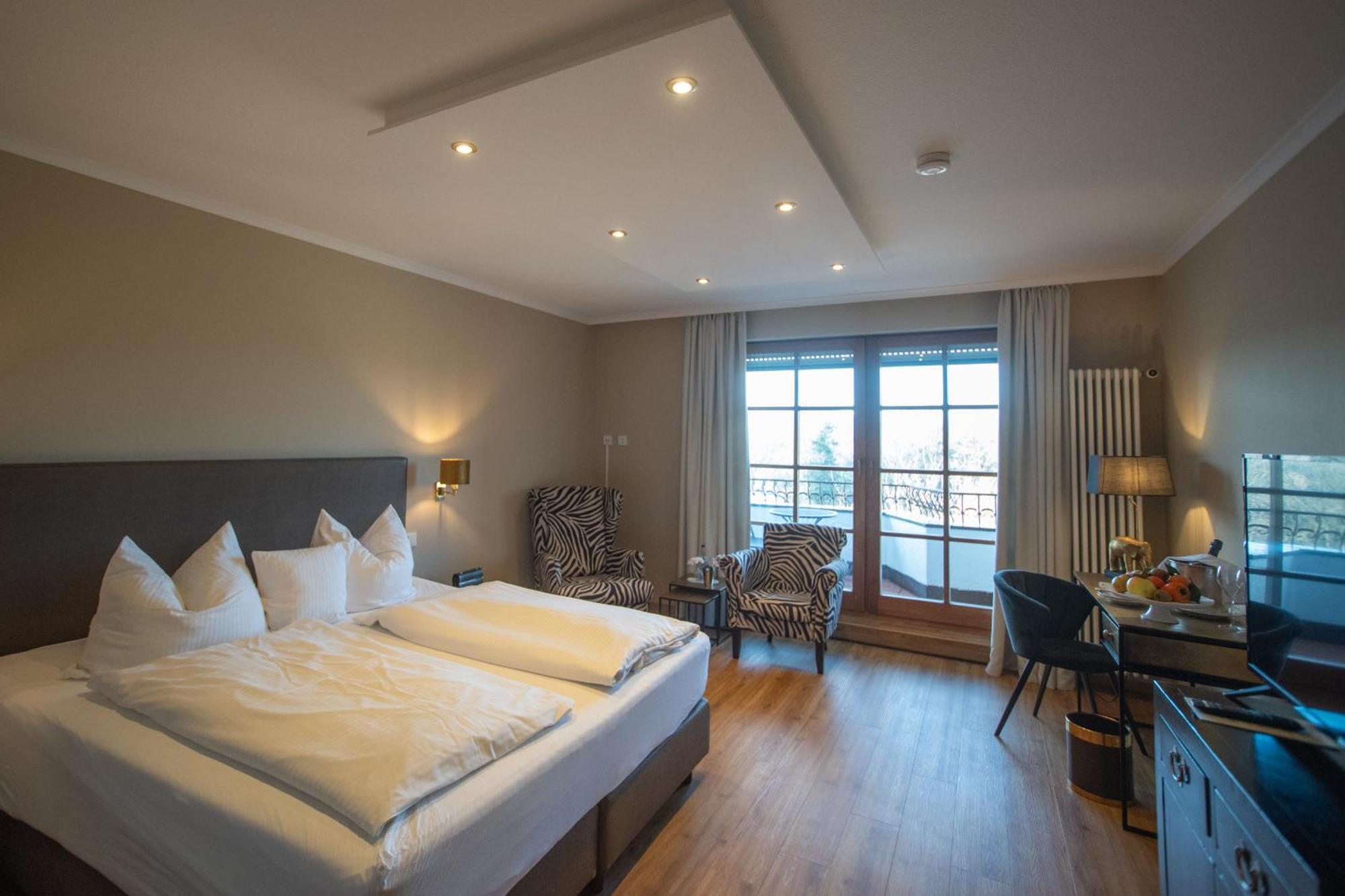 Hotel Restaurant Vinothek Lamm Bad Herrenalb Bagian luar foto