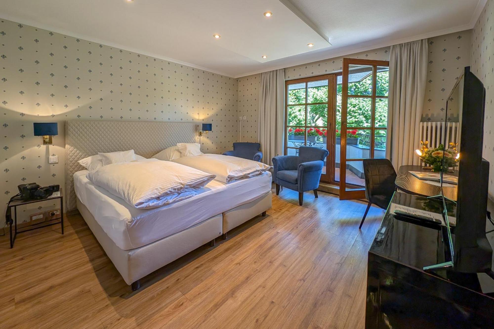 Hotel Restaurant Vinothek Lamm Bad Herrenalb Bagian luar foto